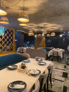 HOTEL BAR RESTORANT YLLI的休息区