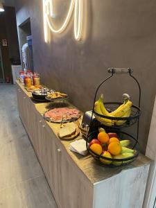 een buffet met bananen en andere vruchten erop bij HOTEL TECH in Brembate