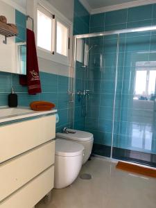 uma casa de banho com um WC e uma cabina de duche em vidro. em BUENAVISTA em Puerto del Carmen