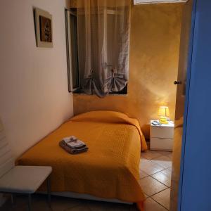 スカレアにあるB&B Dimora del centroのベッドルーム1室(スーツケース付きのベッド1台付)