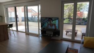 TV a/nebo společenská místnost v ubytování Apartments Jozef