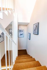 klatka schodowa w domu z białymi ścianami i schodami w obiekcie Bella Marbella w Marbelli