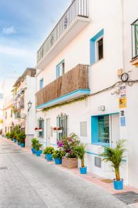 una calle con macetas al lado de un edificio en Bella Marbella, en Marbella