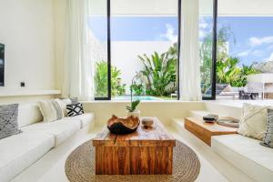 チャングーにあるCasa Umalas Villa by Betterplaceのリビングルーム(木製コーヒーテーブル、大きな窓付) +18枚の写真