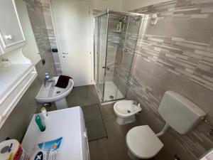a bathroom with a toilet and a sink and a shower at CASA VACANZA POLI in Ascoli Piceno