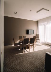 TV a/nebo společenská místnost v ubytování Merepargi ApartHotel & Cafe