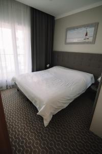 Postel nebo postele na pokoji v ubytování Merepargi ApartHotel & Cafe