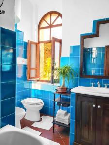 een blauwe badkamer met een toilet en een wastafel bij Residence Blue living in Tortolì
