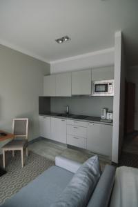 Kuchyň nebo kuchyňský kout v ubytování Merepargi ApartHotel & Cafe
