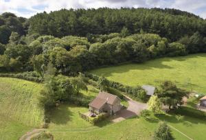 uma vista aérea de uma antiga casa num campo em Orchard Cottage Monmouthshire 