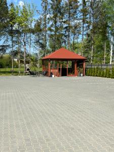 ein Pavillon mit einem Hund davor in der Unterkunft Lazurowy Apartament in Łeba