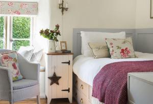 Tempat tidur dalam kamar di Jasmine Cottage, Oxfordshire