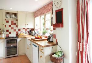 Dapur atau dapur kecil di Jasmine Cottage, Oxfordshire