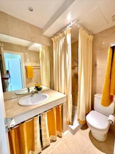 La salle de bains est pourvue d'un lavabo et de toilettes. dans l'établissement Casa Arlequin, à Sotogrande