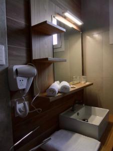 にあるCa’Bosello Ristorante e locandaのバスルーム(洗面台付)、壁掛け電話