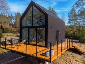 ein modernes Haus mit einer großen Glaswand in der Unterkunft Dom na Kaszubach Lektura in Fingrowa Huta