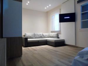 的住宿－Ca’Bosello Ristorante e locanda，带沙发和平面电视的客厅
