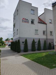 un edificio con un cartel en el costado en Apartament DeLux en Pasłęk