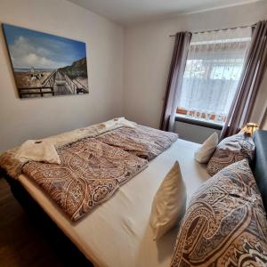 a bedroom with two beds and a window at Haus Kaiser Ferienwohnung und Appartementvermietung in Büsum +59 photos