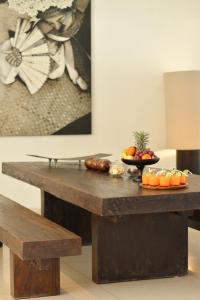 Villa Chocolat Seminyak في سمينياك: طاولة خشبية عليها صحن فاكهة