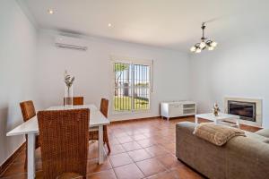 een woonkamer met een bank en een tafel bij Villa Jero in Chiclana de la Frontera