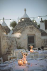 una mesa preparada para una boda con velas y flores en Puntebianche B&B, en Ceglie Messapica