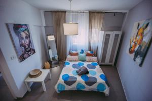sypialnia z łóżkiem i stołem w obiekcie Central Haifa Quite Place w mieście Hajfa