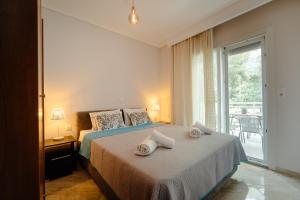 ein Schlafzimmer mit einem Bett mit Handtüchern darauf in der Unterkunft House of Farros in Skala Sotiros