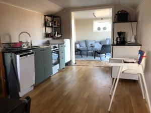 - une cuisine et un salon avec un comptoir et une table dans l'établissement Gunnabo, à Borgholm