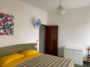 マリーナ・ディ・カメロータにあるLa Punta della Signoraの黄色い枕が置かれたベッドのある寝室
