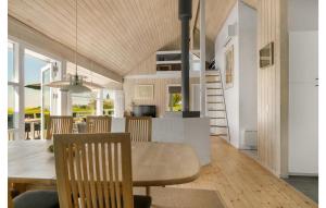 Area tempat duduk di Beautiful Home In Knebel With Indoor Swimming Pool