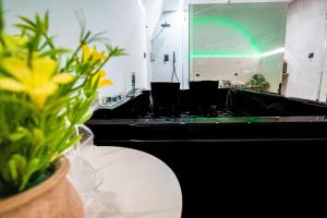 Una habitación con una mesa con una flor amarilla en un jarrón. en Basilica Suite, en Bari