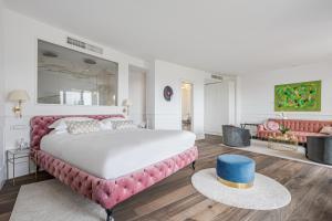 um quarto grande com uma cama grande com uma cama cor-de-rosa em Monastero dei Santi em Roma