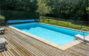 una grande piscina su una terrazza in legno di Beautiful Home In Atur With Outdoor Swimming Pool, Wifi And 3 Bedrooms ad Atur