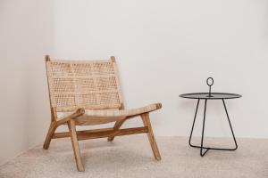 una silla de madera y una mesa en una habitación en Koukoumi Vegan Boutique Hotel en Ano Mera