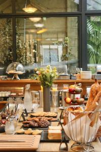 una mesa larga con comida encima en Le Boutique Hotel & Spa, en Burdeos