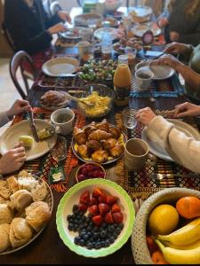 una lunga tavola piena di piatti di cibo e frutta di Casa dos três rapazes a Monte Córdova