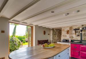 Η κουζίνα ή μικρή κουζίνα στο Tregadjack Farmhouse +20 φωτογραφίες