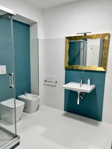y baño con lavabo, aseo y espejo. en Casaincentro civitanova, en Civitanova Marche