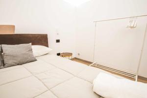 - une chambre avec un grand lit blanc dans l'établissement Malià Sea House, à Bari