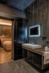 ein Bad mit einem Waschbecken und ein Schlafzimmer in der Unterkunft Ancona e Riviera Luxury b&b in Ancona