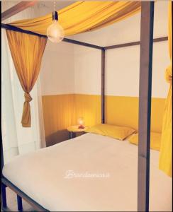 トリカーゼにあるLe Stanze Di Brando E Nicoのベッドルーム(天蓋付きベッド1台、テーブル付)