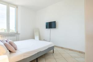 Schlafzimmer mit einem Bett und einem TV an der Wand in der Unterkunft -Villa Emily- Parking, Garden & Wi-Fi in Pisa