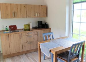 Kuchyň nebo kuchyňský kout v ubytování Ferienhaus "Am Deich 30"