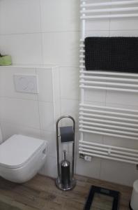 Koupelna v ubytování Ferienhaus "Am Deich 30" + 37 fotografií
