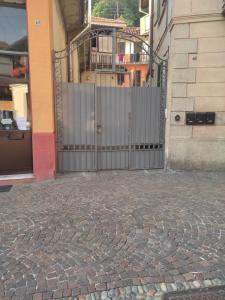une porte menant à un bâtiment doté d'une passerelle en briques dans l'établissement Appartamento in centro Tollegno, à Tollegno