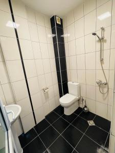 een badkamer met een toilet en een wastafel bij Vila Andrra in Struga