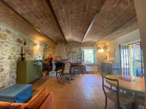 - un salon avec une table et une salle à manger dans l'établissement Podere Bellavista in campagna, à Gabbro