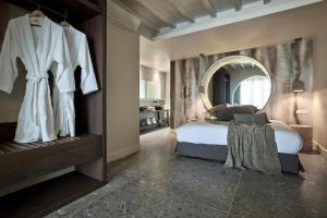 um quarto com uma cama e um espelho grande em Amazon Suites em Agios Ioannis Mykonos