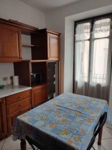 - une cuisine avec une table ornée d'un motif dans l'établissement Appartamento in centro Tollegno, à Tollegno